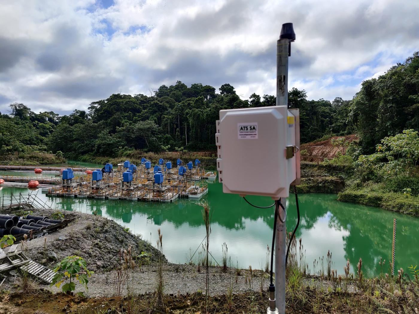 Estación hidrológica en río con medición de caudal y muestreo automático