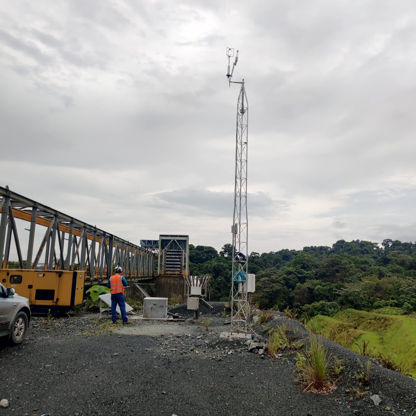 Estación meteorológica con estructura de medición en campo